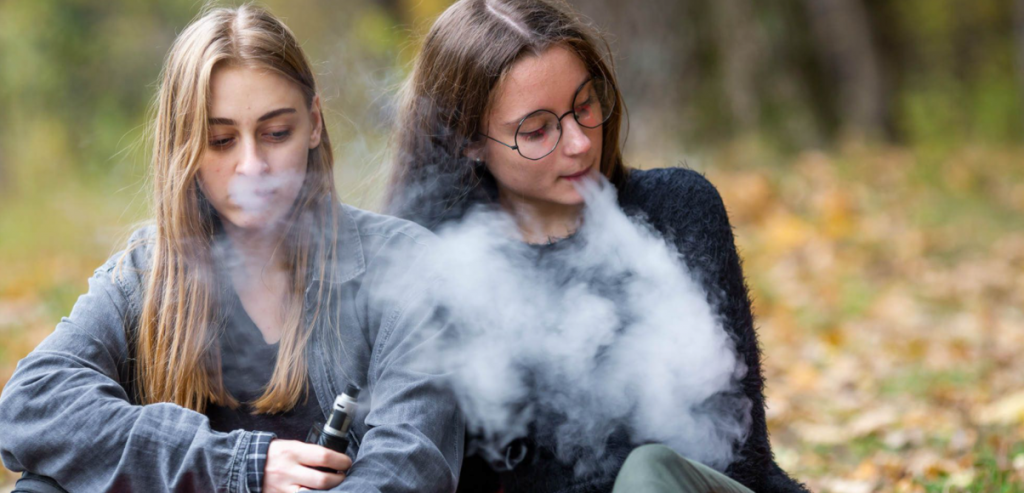 girls vaping